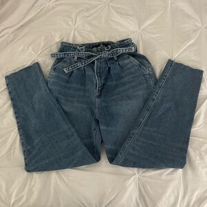 Hollister Ultra High Rise Mom Jean Size 3s